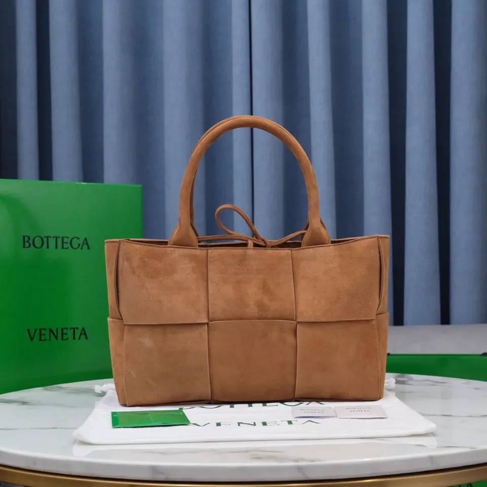 Batch 1960 BottegaVeneta# 🧷Early autumn SLIP tote handbag, the oversized woven design really makes it a huge gap from ordinary tote bags 🔗🔗The interior is matched with leather. ⛓Daniel Lee leads the brand gene to continue to evolve with fresh inspiration🧬🧬 Showing the balance between luxury and reality👉Wild green Size: 36*24*12【9892#】